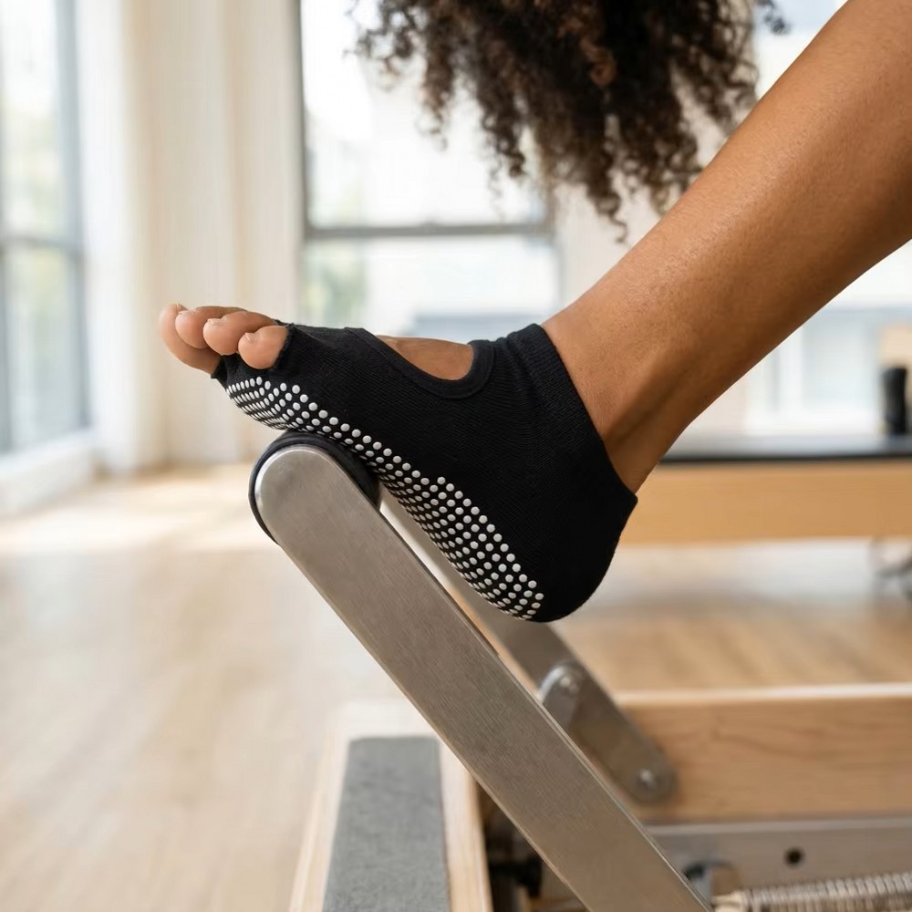 背中が開いた五本指タイプのヨガソックス。通気性に優れた、ピラ - Pilates And Yoga Studio のレビューと価格
