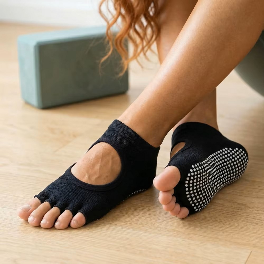 背中が開いた五本指タイプのヨガソックス。通気性に優れた、ピラ - Pilates And Yoga Studio のレビューと価格